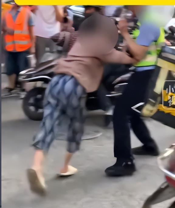 网友爆料雨靴是真的吗视频,雨靴真相揭秘，视频揭示惊人内幕！