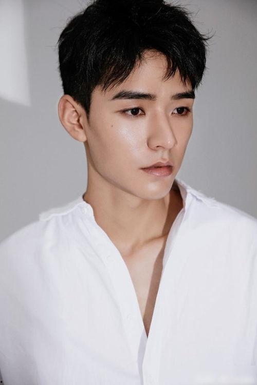 龚俊化妆师爆料视频播放,化妆师视角下的明星日常护肤与造型秘诀  第2张