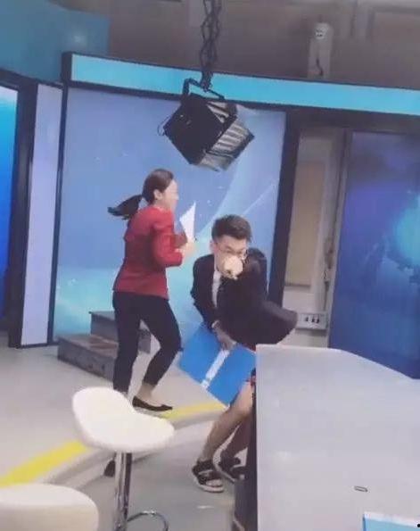 抖音新闻爆料主持人,知名主持人生涯疑现重大转折  第3张